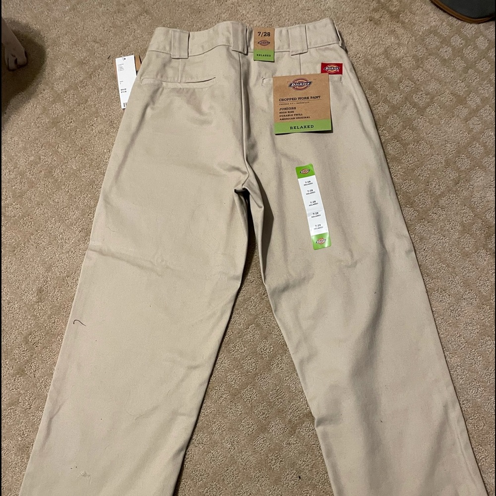 NWT Dickies cropped work plant. Juniors High Rise, Durable high rise khaki. Sz28